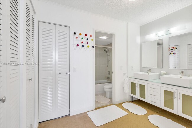 Building Photo - 3701 N Country Club Dr