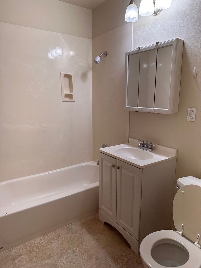 Building Photo - Charming House Located Steps From UCD