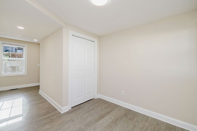 Building Photo - 687 Washington St