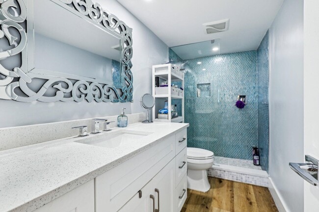 Building Photo - 200 E Royal Palm Rd