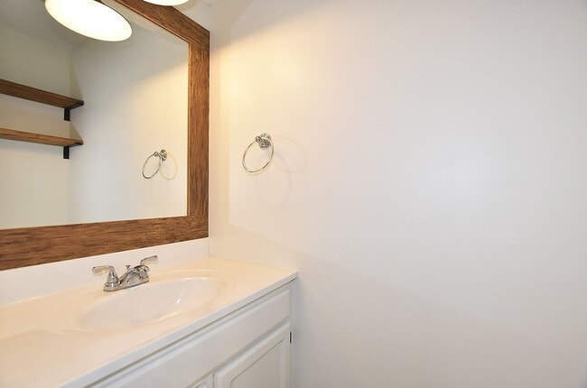 Building Photo - Two bedroom 1.5 bath townhome with 1 car g...