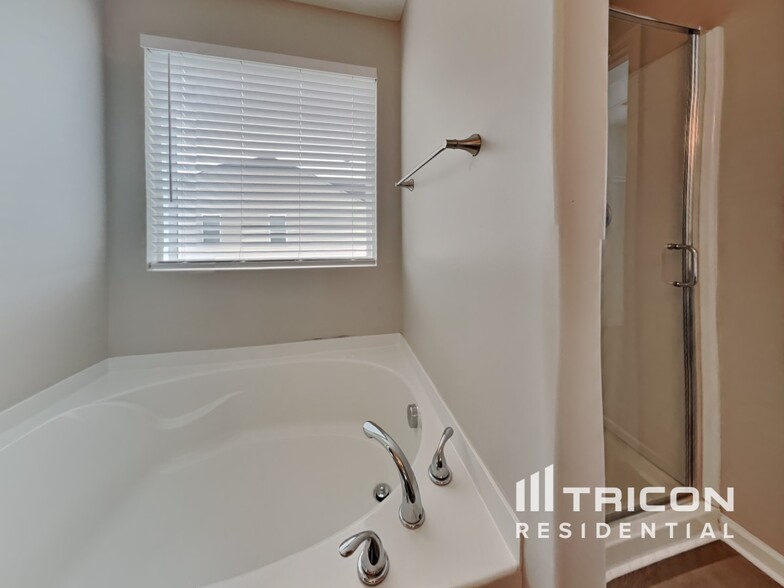 Building Photo - 335 Thistle Downs Dr