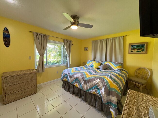 Building Photo - $3,300/month ** Short Term / Seasonal - Furnished ** 2 Bed / 1.5 Bath - Lakefront ** Single Famil...