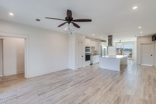 Building Photo - 238 Lovers Ln