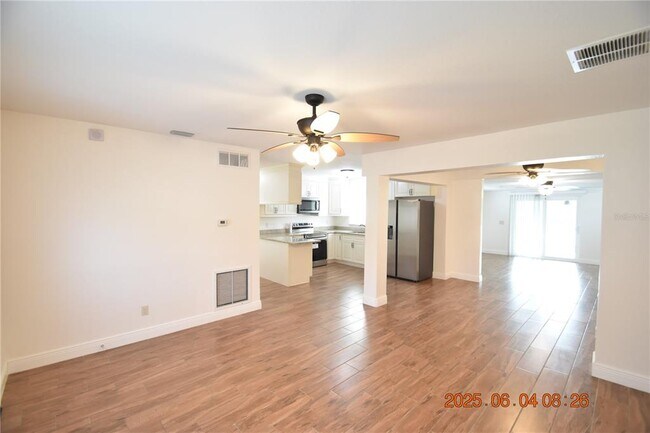 Building Photo - 417 Country Club Dr