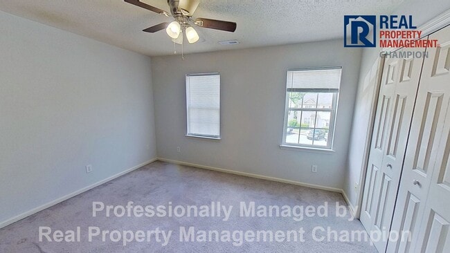 Building Photo - 2 BD/2.5 BA Townhome with Convenient Jacksonville Location