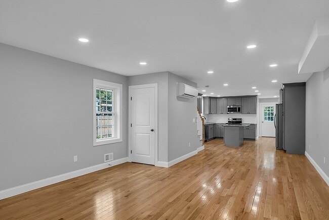 Building Photo - 74 Smith St