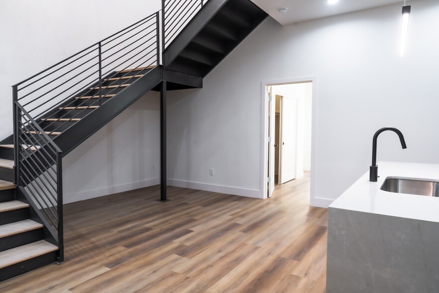 Building Photo - Larkin Place