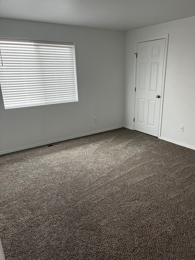 Building Photo - Pending Applications!! 4 Bedroom Home in Park Orchard Neighborhood