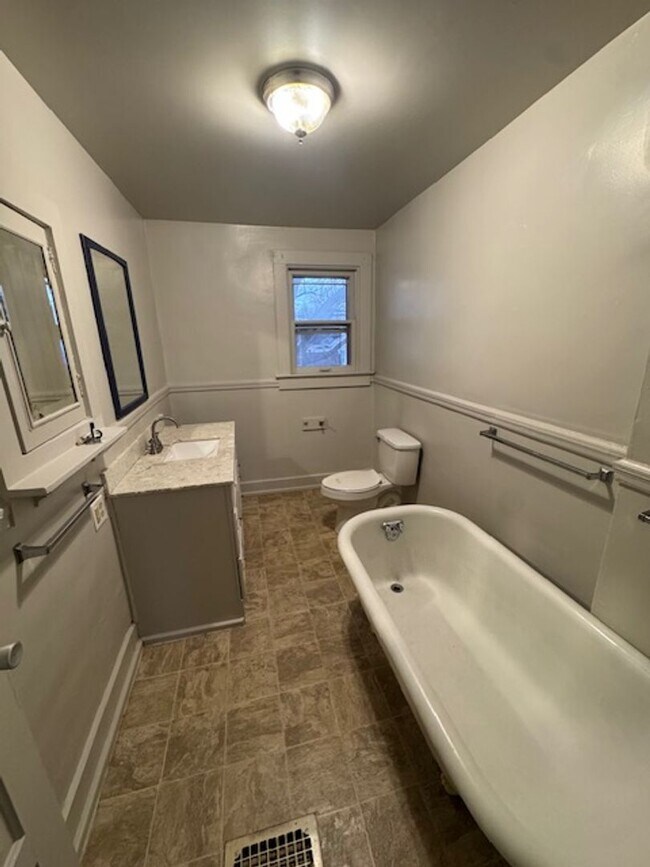 Building Photo - 928 Rivermet Ave