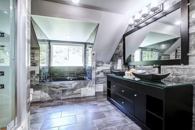 Building Photo - Gorgeous 5 BED + 3.5 Ba in Main House, 1 + 1 in BSMT, 1 + 1 above garage  in the Heart of Downtow...