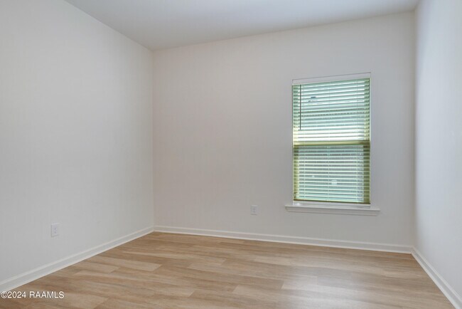 Building Photo - 524 Elwick Dr