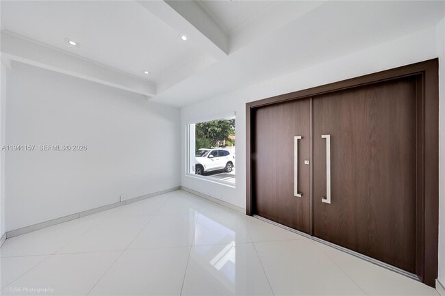 Building Photo - 850 N Venetian Dr