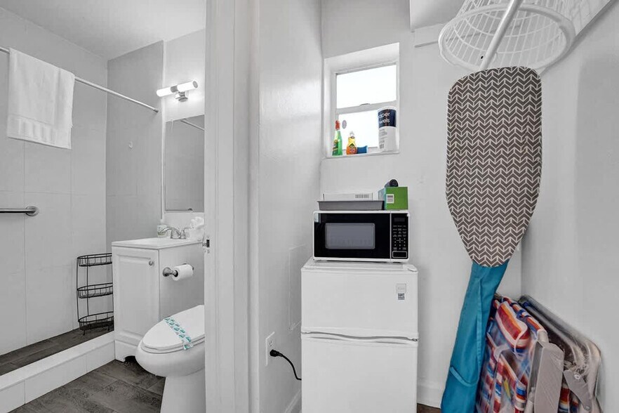 Building Photo - 335 Desoto St