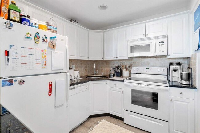 Building Photo - 2455 NE 51st St