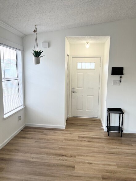 entry with closet - 5631 Summit Arch