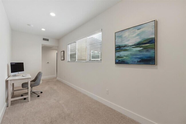 Building Photo - 1405 Camelot Cir