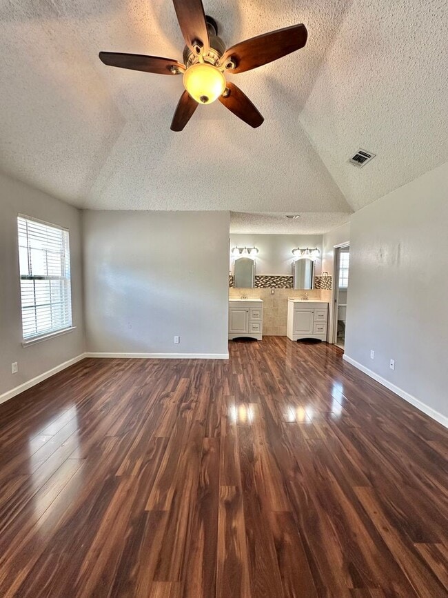 Building Photo - Move in Ready... Charming Home In The Bluf...