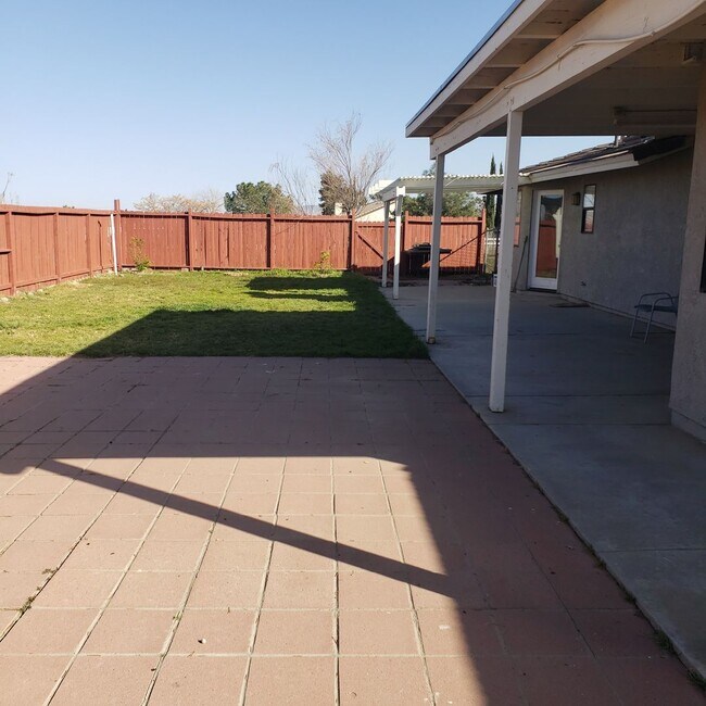 Building Photo - 13980 Mission St