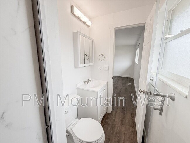 Building Photo - 1011 Claremont Dr