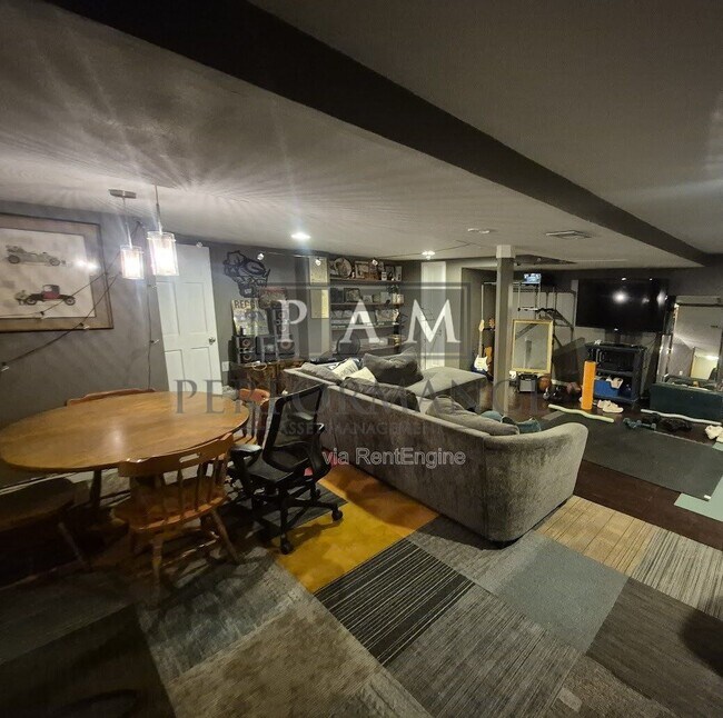 Building Photo - 1422 W Maplewood Ct