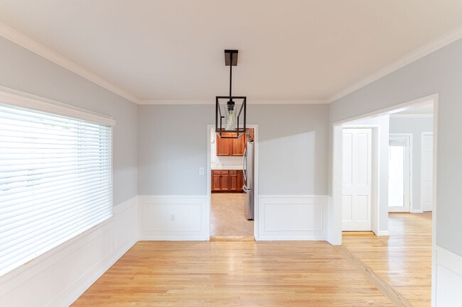 Building Photo - 640 E Valencia Ave