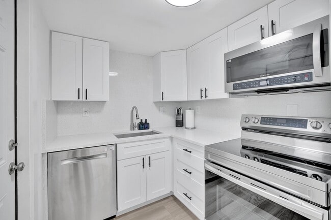 Building Photo - 620 SW 7th Ave