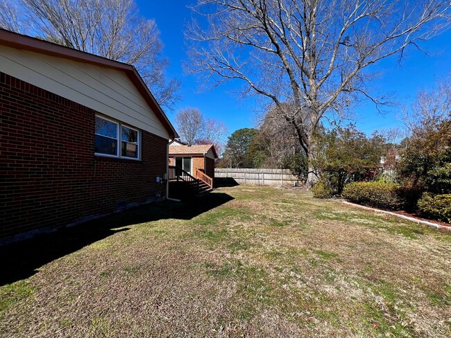 Building Photo - Beautiful Brick Ranch in the Stratford Cha...