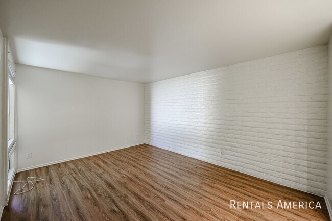 Building Photo - 4824 N Woodmere Fairway