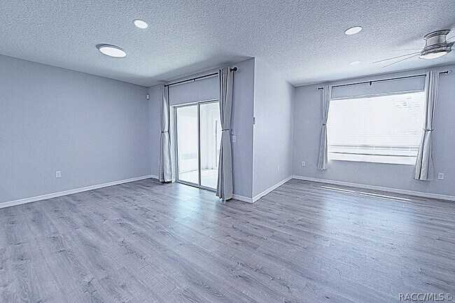 Building Photo - 320 W Runyon Loop