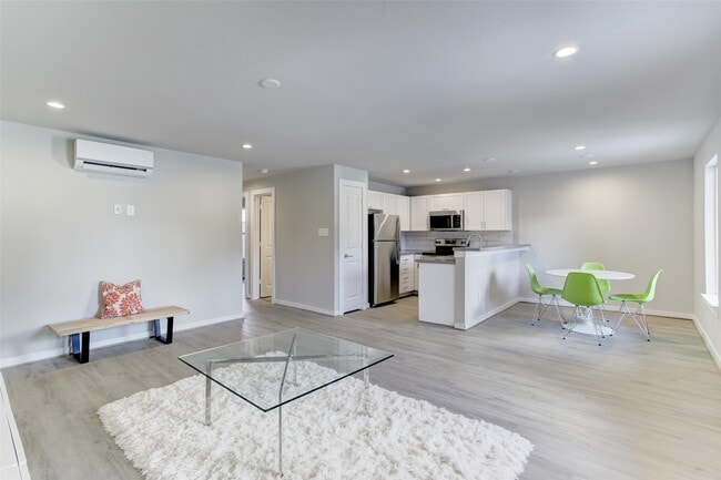 Primary Photo - 645 E 11th 1/2 St