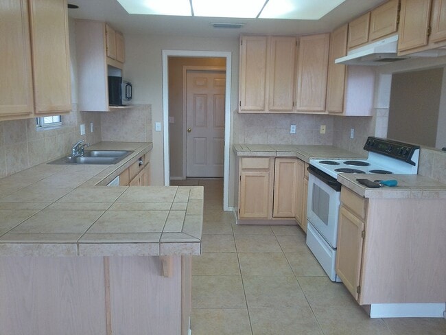 Building Photo - Long Term 3 bedroom 2 bath 3 car