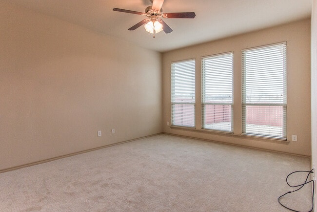 Building Photo - 3220 Hornbeam St