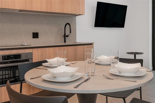 Building Photo - 121 NE 5th St