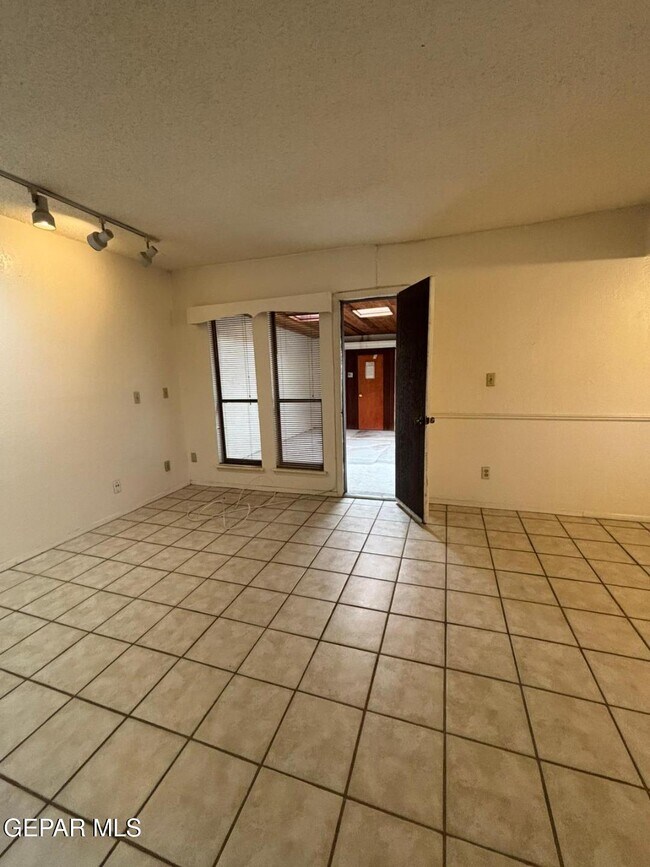 Building Photo - 1601 Common Dr