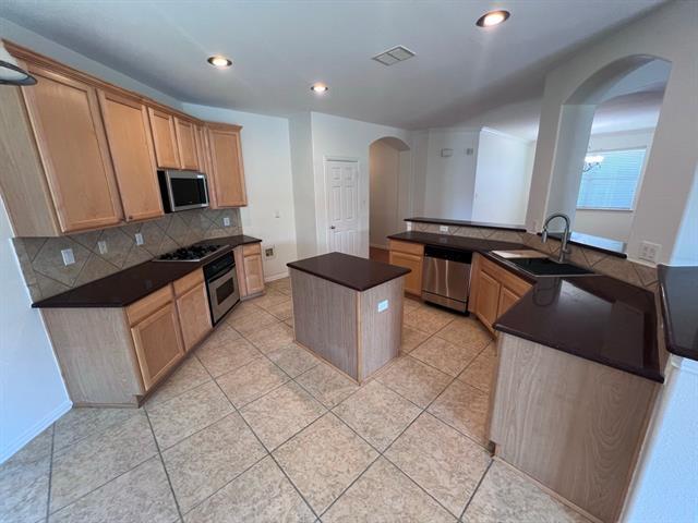 Building Photo - 1415 Tree Top Dr