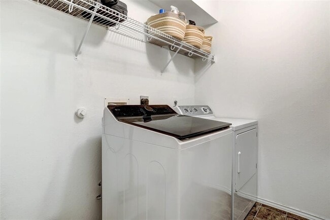 Building Photo - 15501 Sarah's Creek Dr