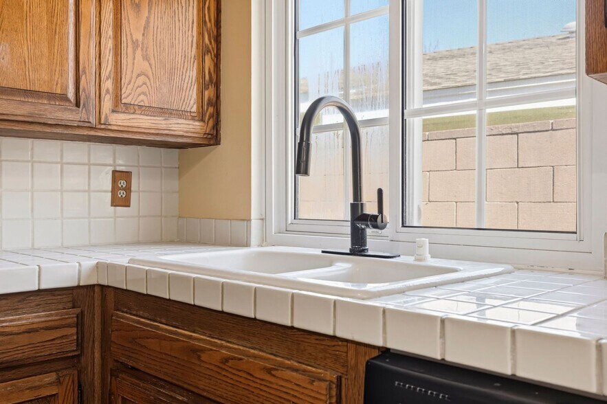 Building Photo - 2958 Rosette Ave