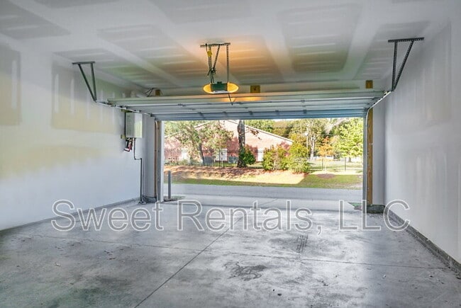 Building Photo - 4565 Mixson Ave