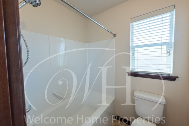 Building Photo - Newer Large Home in Great Neighborhood wit...
