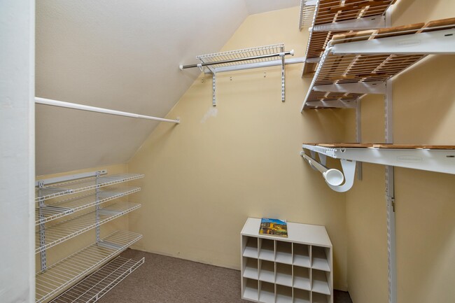 Building Photo - 20 Glengarry Dr