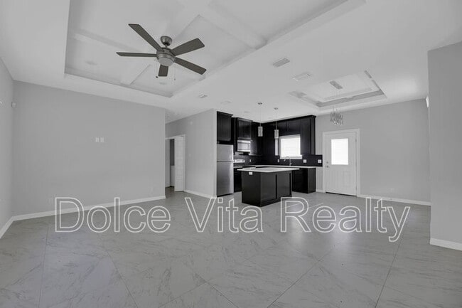 Building Photo - 1012 E la Cantera Ave