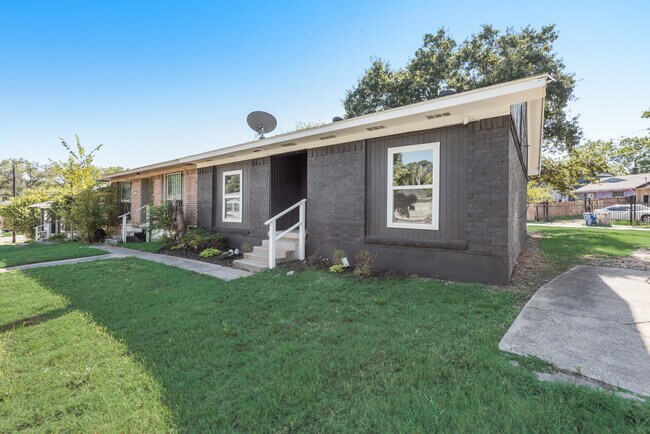 Primary Photo - 221 Creek Cove Dr