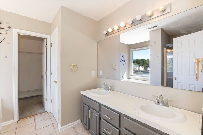 Building Photo - Large Three Bedroom Home!