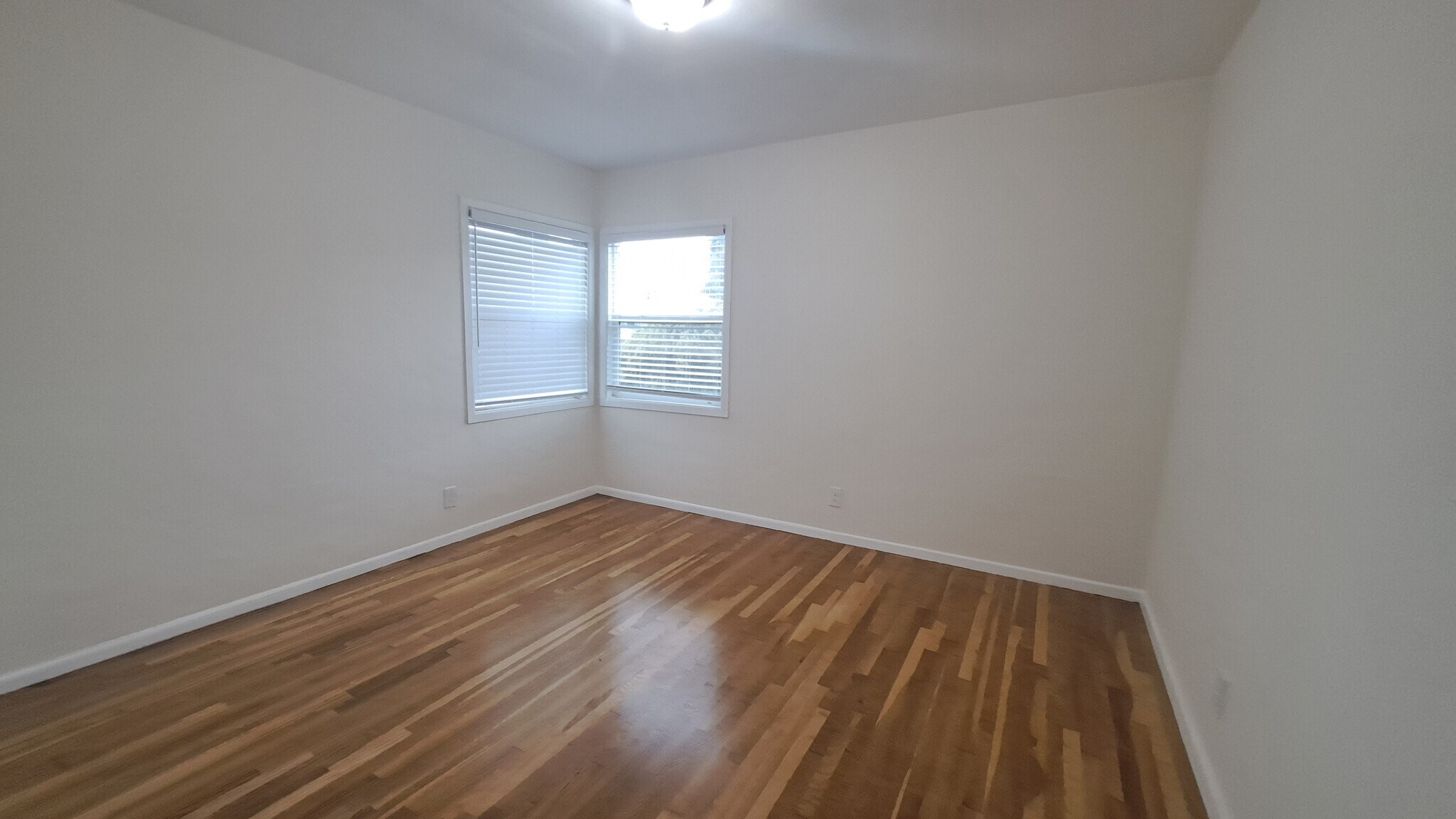 Building Photo - 115 E Tamarack Ave