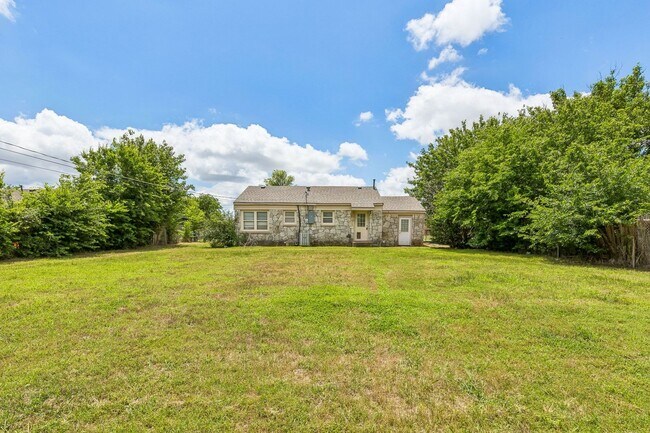 Building Photo - 3 bed, 1 bath home in Del City, OK