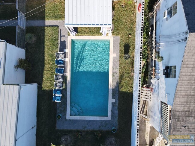 Building Photo - 711 S Shore Dr