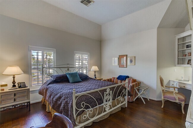 Building Photo - 13703 Lakeshore Way Cove