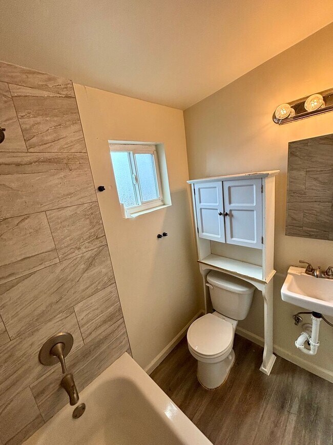 Building Photo - *718-720 Raven Street