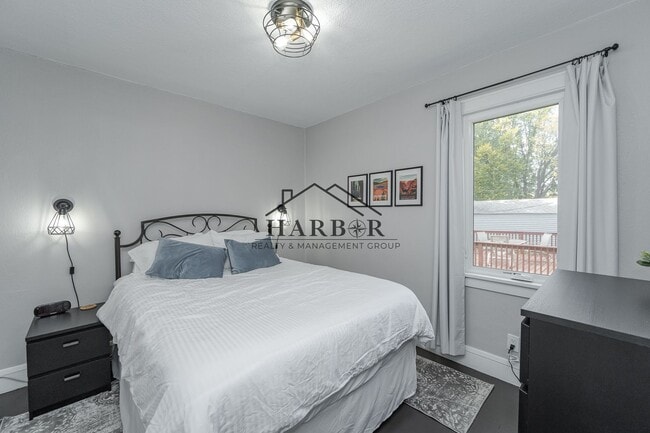 Building Photo - Furnished SE Rochester Home Available Now!